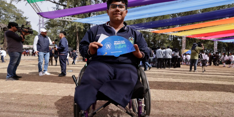 Becas por Nuestro Futuro, una oportunidad para Moisés