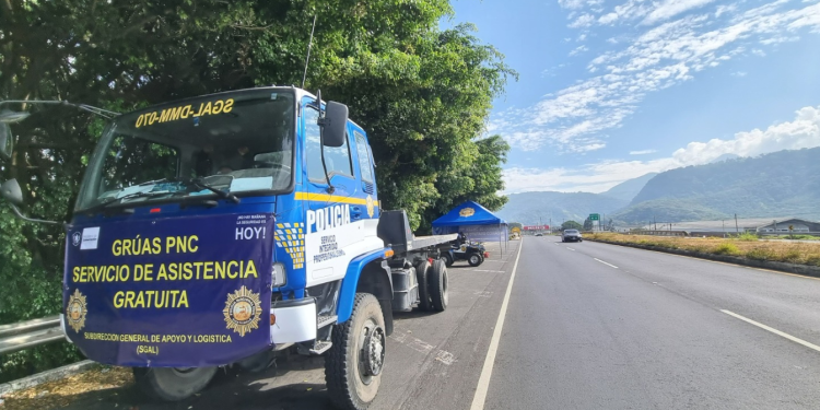 12 grúas estarán operando en las principales rutas del país, durante Semana Santa. / Foto: PNC