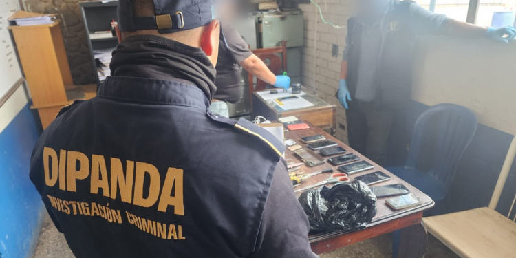 Todos los artículos decomisados durante la requisa fueron debidamente embalados por el Ministerio Público para continuar con las investigaciones respectivas./ Foto: PNC