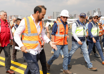 Ministro del CIV supervisa trabajos en pista de taxeo del AILA. /Foto: CIV.