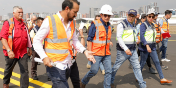 Ministro del CIV supervisa trabajos en pista de taxeo del AILA. /Foto: CIV.