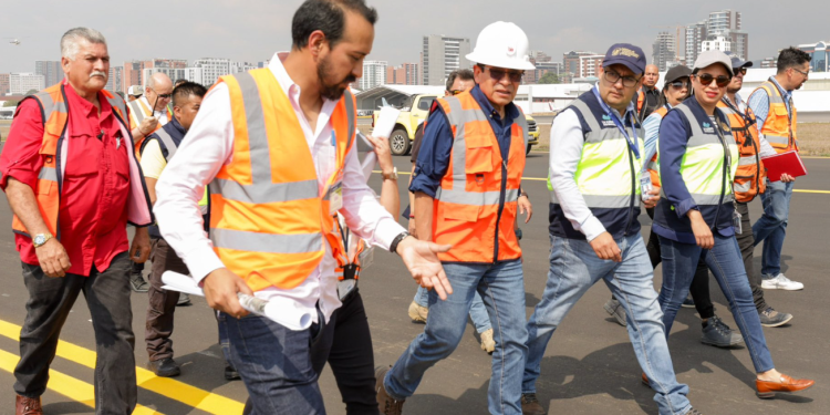 Ministro del CIV supervisa trabajos en pista de taxeo del AILA. /Foto: CIV.