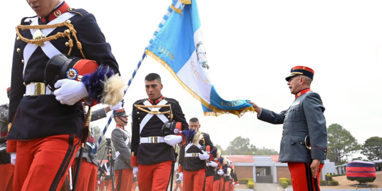 Condecoran a 38 cadetes con el Espadín. /Foto: Ejército de Guatemala.