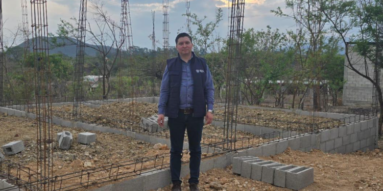 Sergio Pérez, viceministro de Desarrollo Urbano visitó los proyectos de vivienda ejecutados por Fopavi. /Foto: CIV.