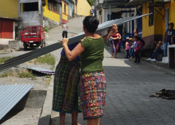 Comunidad sololateca es beneficiada por Fodes con entrega de insumos. /Foto: Mides.