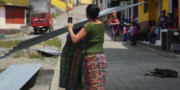 Comunidad sololateca es beneficiada por Fodes con entrega de insumos. /Foto: Mides.