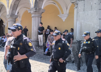 Acompañamiento policial en un evento de fe y tradición. / Foto: Mingob
