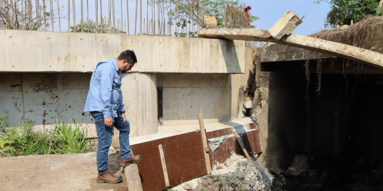 Como parte del Plan Conecta, el viceministro de Infraestructura supervisa obras inconclusas. /Foto: CIV.