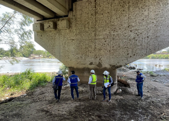 Autoridades mexicanas y guatemaltecas inspeccionan puente Rodolfo Robles./Foto: DGC.