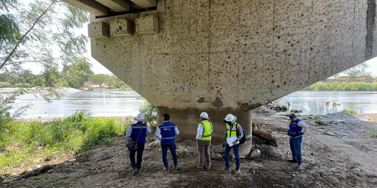 Autoridades mexicanas y guatemaltecas inspeccionan puente Rodolfo Robles./Foto: DGC.