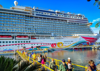 Crucero Norwegian Joy atraca en Puerto Quetzal./Foto: Inguat.