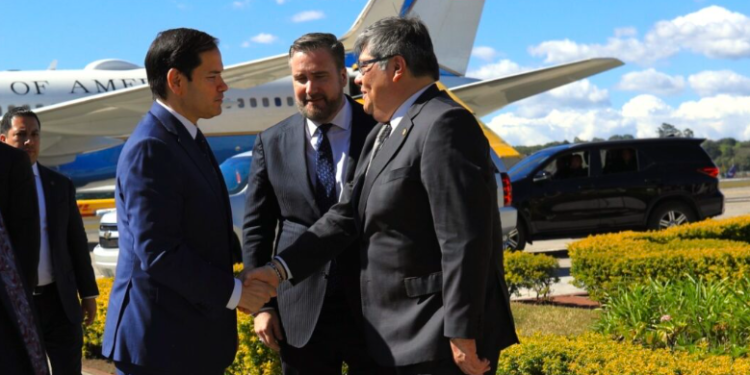 Eri Ministerio rech Gobernación, k’amom ub’e rumal le Ministro Francisco Jiménez, pa amaq’el b’a’ katjain che ub’anik k’i uwach taq chak pa le uq’atexik ri narcotráfico. / El Ministerio de Gobernación, liderado por el Ministro Francisco Jiménez, mantiene una línea de trabajo diversa en la que se destaca el combate al narcotráfico. / Foto: Mingob