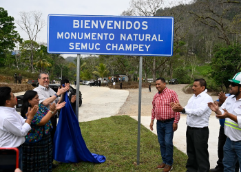Presidente entrega camino renovado que acerca a Lanquín y Semuc Champey