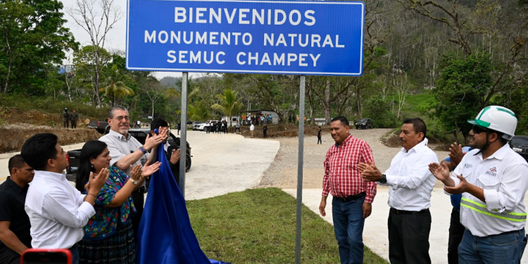 Presidente entrega camino renovado que acerca a Lanquín y Semuc Champey