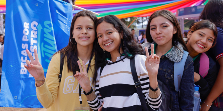 Becas por Nuestro Futuro