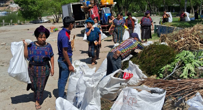 Realizaron jornadas de limpieza en las orillas del lago Atitlán. (Foto: Marn)