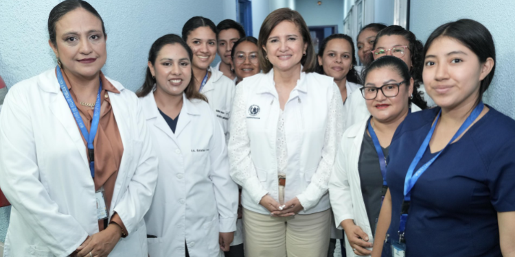 La vicepresidenta supervisó el Hospital Regional de Escuintla. (Foto: Vicepresidencia)
