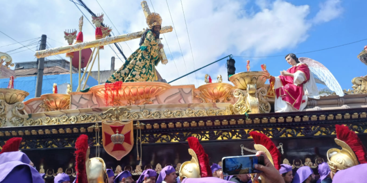 Jesús Nazarenos de los Milagros recorre el Centro Histórico. (Foto: Isaac Ramírez)