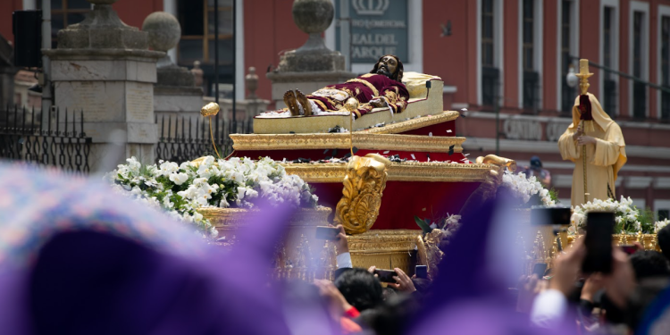 Semana Santa 2025: Cuando la esperanza pesa tanto como una cruz