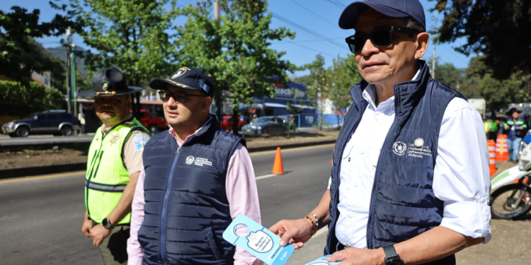 Autoridades del CIV participan en operativo de supervisión de transporte extraurbano./Foto: CIV.