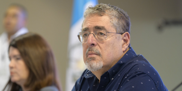 Presidente Arévalo atendió solicitudes de personal médico del Hospital San Juan de Dios./Foto: Bernardo Arévalo.