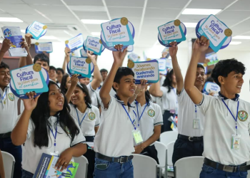 Más de 150 estudiantes de diversificado participaron en el taller de cultura fiscal