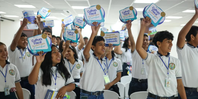 Más de 150 estudiantes de diversificado participaron en el taller de cultura fiscal