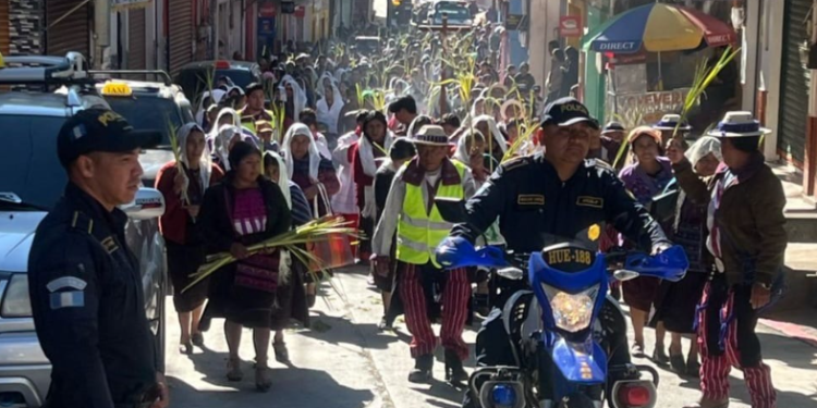 La Policía Nacional Civil intensificó su presencia en calles, carreteras y lugares de reunión masiva, con el objetivo de prevenir delitos. / Foto: PNC