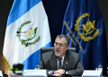 Presidente Arévalo durante visita en el Mingob. / Foto: Byron de la Cruz.