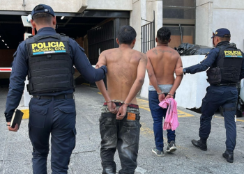 Según el informe policial, los detenidos fueron identificados como Juan “N”, de 24 años, y Cristian “N”. / Foto: PNC