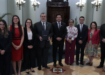 Presidente recibe compilación de los Códigos de Ética de las instituciones del Ejecutivo