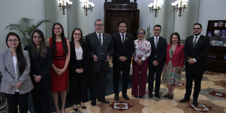 Presidente recibe compilación de los Códigos de Ética de las instituciones del Ejecutivo