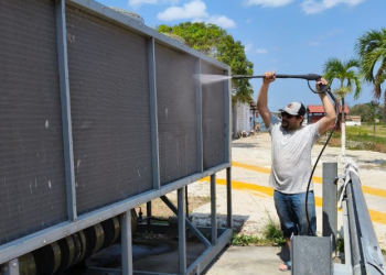 DGAC ejecuta labores de pintura en el Aeropuerto Internacional Mundo Maya./Foto: DGAC.