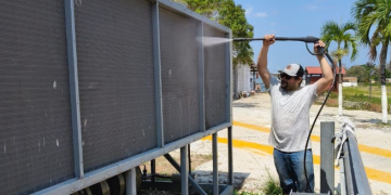 DGAC ejecuta labores de pintura en el Aeropuerto Internacional Mundo Maya./Foto: DGAC.