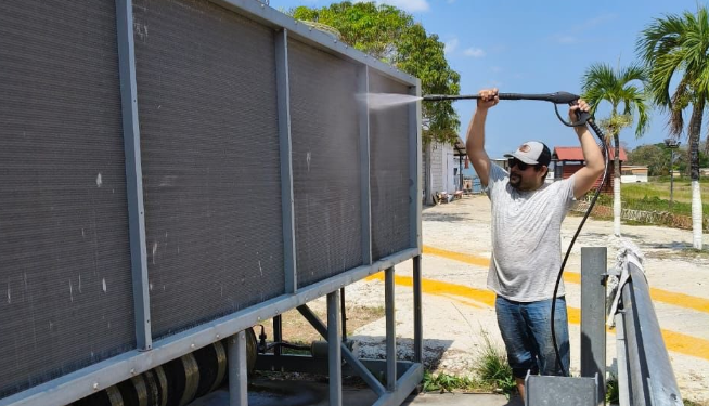 DGAC ejecuta labores de pintura en el Aeropuerto Internacional Mundo Maya./Foto: DGAC.