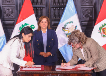 Guatemala firma protocolo para activar Tratado de Libre Comercio con Perú. / Foto: Mineco.