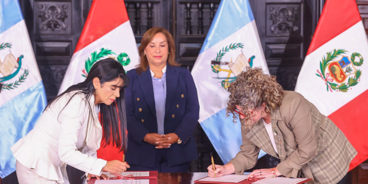 Guatemala firma protocolo para activar Tratado de Libre Comercio con Perú. / Foto: Mineco.