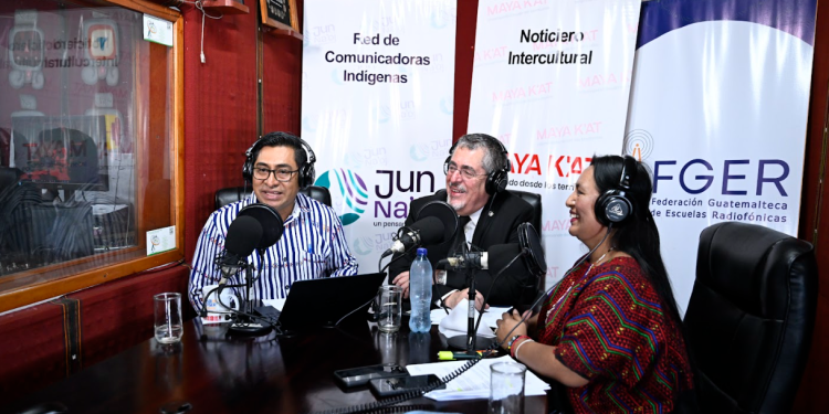 Presidente ArÃ©valo reafirma compromiso con los pueblos indÃ­genas . / Foto: Byron de la Cruz
