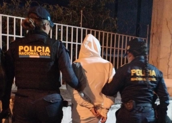 La revisión reveló que Bárbara "N", de 26 años, transportaba 7 mil quetzales escondidos en sus partes íntimas. / Foto: PNC