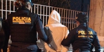 La revisión reveló que Bárbara "N", de 26 años, transportaba 7 mil quetzales escondidos en sus partes íntimas. / Foto: PNC