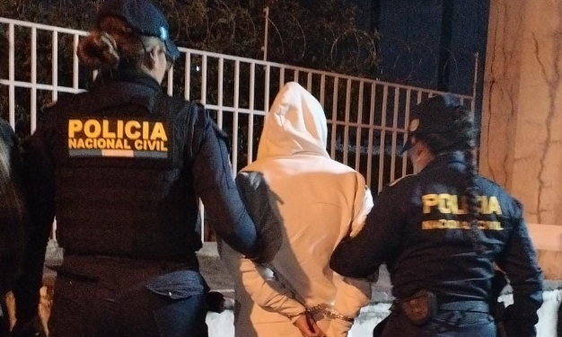 La revisión reveló que Bárbara "N", de 26 años, transportaba 7 mil quetzales escondidos en sus partes íntimas. / Foto: PNC