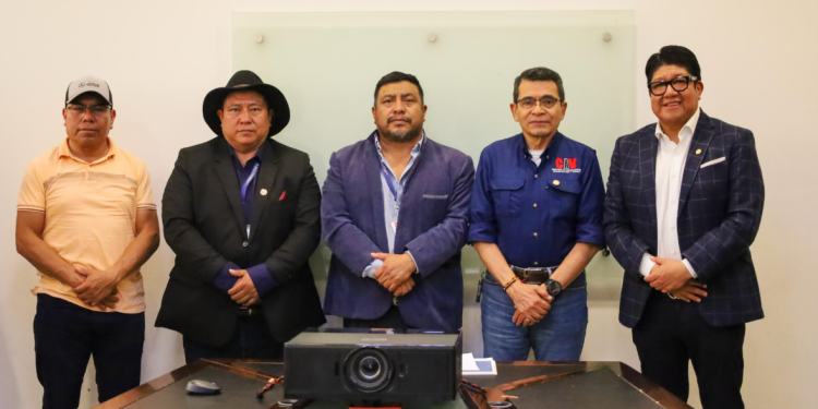 El CIV y alcaldes de Totonicapán dialogan mejoras de infraestructura vial. /Foto: CIV.