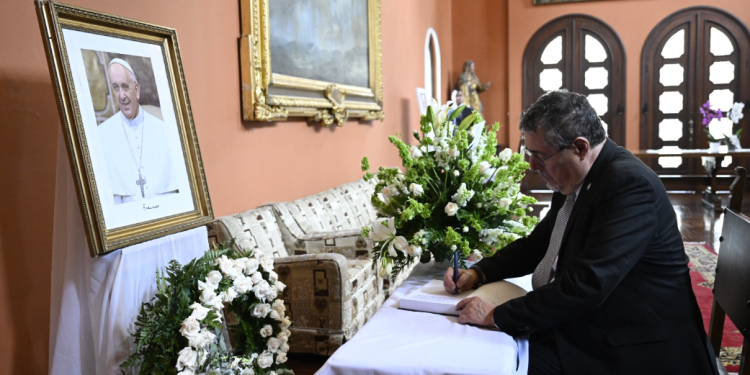 Presidente Bernardo Arévalo firmó libro de condolencias por la muerte del Papa Francisco. (Foto: Byron de la Cruz)