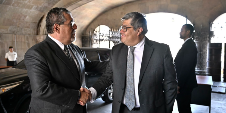 Presidente Bernardo Arévalo en la visita de trabajo en el Mingob. / Foto: Byron de la Cruz.