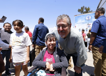 Presidente Bernardo Arévalo participa en feria de la Salud