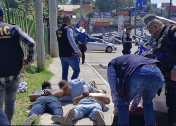 Capturan a tres integrantes de banda de estafadores que vendía en Marketplace vehículo robado