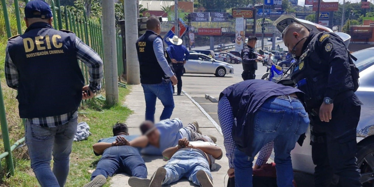 Capturan a tres integrantes de banda de estafadores que vendía en Marketplace vehículo robado