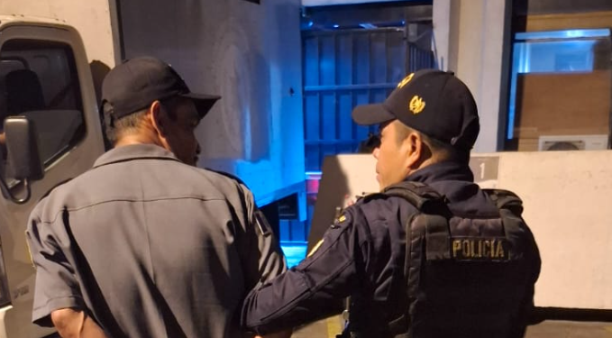 Guardia de seguridad fue sorprendido en estado de ebriedad mientras laboraba. / Foto: PNC