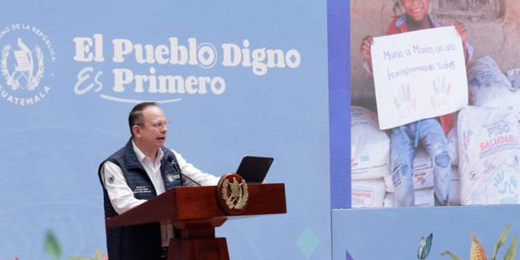 Mano a Mano interviene en casas con piso de tierra./Foto: Daniel Ordóñez.