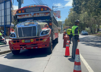 Por su parte, la Dirección de Protección y Seguridad Vial también colaboró en el operativo, brindando orientación sobre rutas alternas. / Foto: Provial